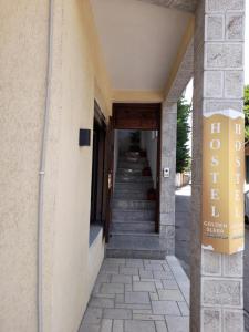 una scala che porta a un edificio di Golden Sleep Hostel a Shkodër