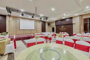 una sala conferenze con tavoli, sedie e schermo di Genuss Tam Dao - Hideaway Retreats a Tam Ðảo
