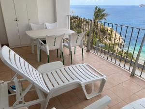 d'un balcon avec une table et des chaises donnant sur l'océan. dans l'établissement Villa Marina Apartment, à Benidorm