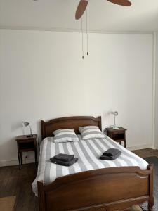 1 dormitorio con 1 cama con 2 toallas en 2 bed apartment fantastic roof terrace-town centre, en Montmorillon