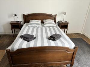 モンモリヨンにある2 Bed-Roof Terrace-Town Centre-Petsの枕が2つ置かれたベッドのある寝室