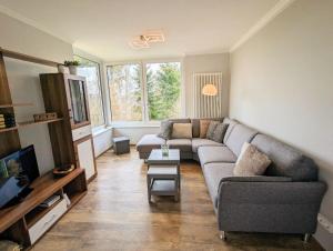 uma sala de estar com um sofá e uma mesa em Haus Starkenburg em Enkirch