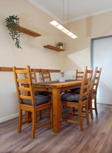 uma sala de jantar com uma mesa de madeira e cadeiras em Haus Starkenburg em Enkirch