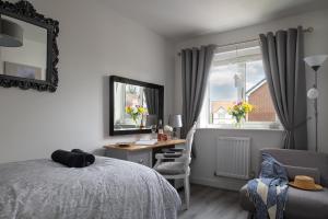 Tempat tidur dalam kamar di Little Welsh Hideaway - Northop - Entire 2 Bedroom House - Sleeps 3 plus Single sofa bed - Couples Retreat - Corporate - Weddings - Golf - Quiet Location - Free Parking - 10 miles from Chester