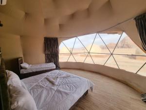 Postel nebo postele na pokoji v ubytování Wadi Rum Desert Camp