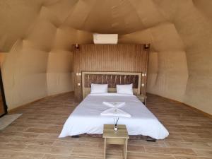 Postel nebo postele na pokoji v ubytování Wadi Rum Desert Camp