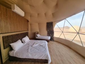 Postel nebo postele na pokoji v ubytování Wadi Rum Desert Camp