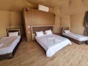 Postel nebo postele na pokoji v ubytování Wadi Rum Desert Camp