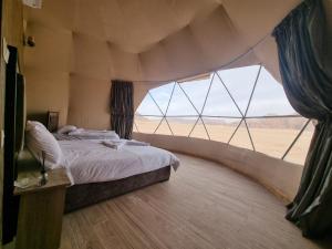Postel nebo postele na pokoji v ubytování Wadi Rum Desert Camp