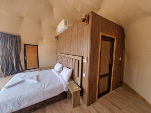 Postel nebo postele na pokoji v ubytování Wadi Rum Desert Camp