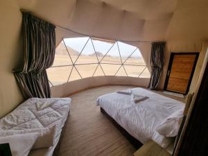 Postel nebo postele na pokoji v ubytování Wadi Rum Desert Camp
