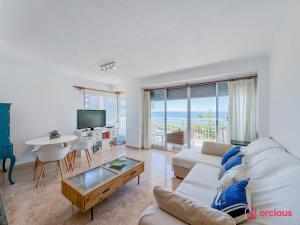 un salon avec un canapé et une table dans l'établissement La Postal, à Benicàssim