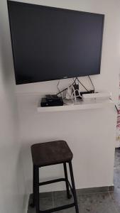 TV a/nebo společenská místnost v ubytování Appt t2 50m de la plage parking privée