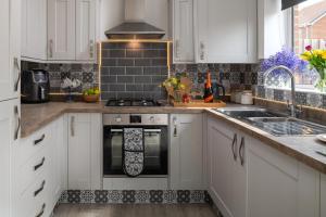Dapur atau dapur kecil di Little Welsh Hideaway - Northop - Entire 2 Bedroom House - Sleeps 3 plus Single sofa bed - Couples Retreat - Corporate - Weddings - Golf - Quiet Location - Free Parking - 10 miles from Chester