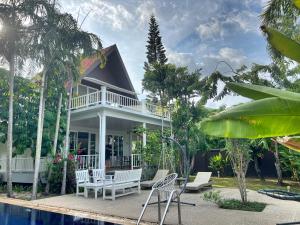 uma casa com uma piscina em frente em Luxurious Residence Rawai em Phuket