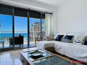 un salon avec un canapé et une vue sur l'océan dans l'établissement La Postal, à Benicàssim 47 autres photos