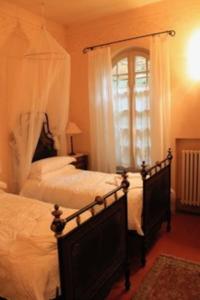 a bedroom with two beds and a window at Villa Paradiso,stunning views ac heated pool in Coreglia Antelminelli +41 photos