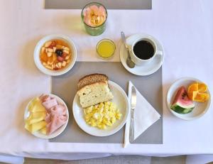 - une table avec des assiettes de produits pour le petit-déjeuner et une tasse de café dans l'établissement Ayres del Filo by Visionnaire, à San Martín de los Andes