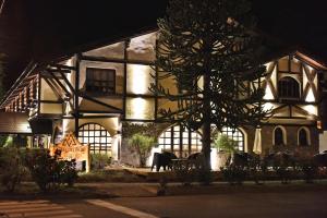 ein Gebäude mit einem Hund, der auf einer Bank davor sitzt in der Unterkunft Ayres del Filo by Visionnaire in San Martín de los Andes + 13 Fotos