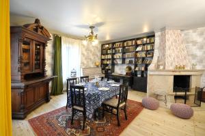 una sala da pranzo con tavolo e camino di BFG Suites Leselidze a Tbilisi City