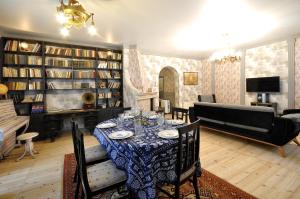una sala da pranzo con un tavolo e un divano di BFG Suites Leselidze a Tbilisi City