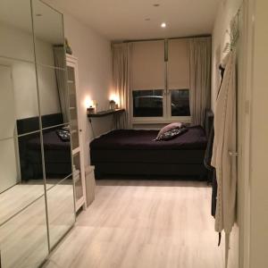 um quarto com uma cama e um closet em Trendy apartment garden Amsterdam center em Amsterdã