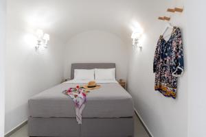 Postel nebo postele na pokoji v ubytování Euphemus Cave House