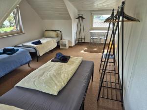 um quarto com duas camas e um tripé em Apartment in Vaihingen an der Enz - Horrheim em Vaihingen an der Enz