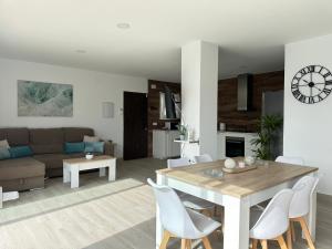 una cucina e un soggiorno con tavolo e sedie di Villa Luna Novo Santi Petri a Chiclana de la Frontera