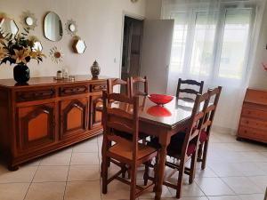 a dining room with a table and chairs and a counter at Paris - Bords de Marne in Saint-Maur-des-Fossés