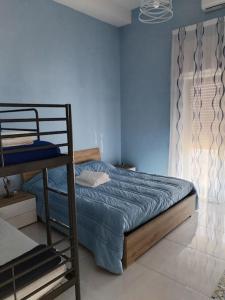 1 dormitorio con litera y escalera de litera en La dimora sul mare, en Castellammare di Stabia