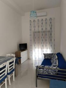 1 dormitorio con cama, mesa y vistas a las faldas en La dimora sul mare, en Castellammare di Stabia
