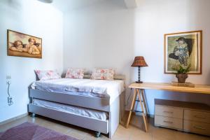 1 dormitorio con cama y escritorio en DROSIA HOME, en Skopelos Town