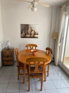 - une salle à manger avec une table et des chaises en bois dans l'établissement Villa Marina Apartment, à Benidorm