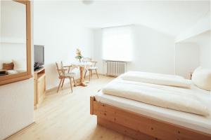 Postel nebo postele na pokoji v ubytování KAISERS das kleine Stadthotel