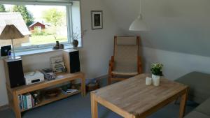 uma sala de estar com uma mesa e uma janela em Gård em Borre
