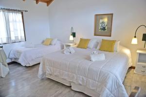 a bedroom with two beds with towels on them at Plaza Mayor by Visionnaire in San Martín de los Andes