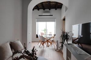 a living room with a couch and a table at Casa en el centro de Arahal in El Arahal