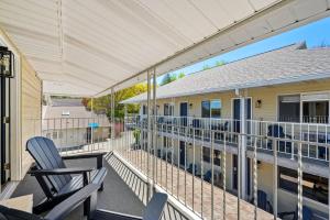 En balkon eller terrasse på Fresh Coast Motel