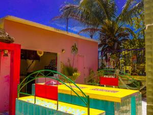 dom z kolorowymi meblami i palmą w obiekcie Chez Sofia AFRO CHITI w mieście Saint-Louis
