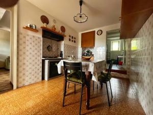 een keuken met een tafel en stoelen in een kamer bij La Casa Del Sole in Graglia