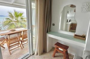 um quarto com uma varanda com vista para o oceano em San Salvatore em Zakynthos