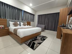 um quarto com uma cama e uma secretária num quarto em HOTEL ASIANA INN em Ahmedabad