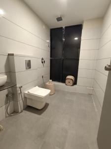 y baño con aseo, ducha y lavamanos. en HOTEL ASIANA INN en Ahmedabad