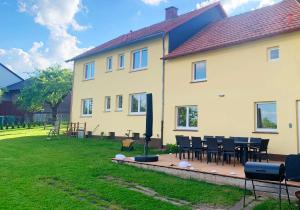 uma casa com uma mesa e cadeiras no quintal em Ferienhaus Liebchen free Netflix em Freienhagen