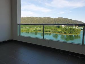 ルムットにあるMarina Island Seaview Homestayの湖の景色を望むバルコニー