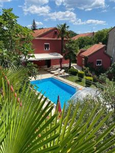 Blick auf den Pool vor einem Haus in der Unterkunft Villa Ella in Opatija