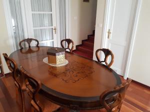einem Esstisch mit Stühlen und einem Kuchen darauf in der Unterkunft Villa Ella in Opatija