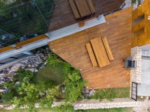 uma vista superior de um deque de madeira num edifício em Venity Villa Nha Trang em Nha Trang