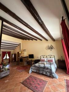 Schlafzimmer mit einem Bett in einem Zimmer mit Balken in der Unterkunft Villa Inserra Deluxe in Palermo + 58 Fotos